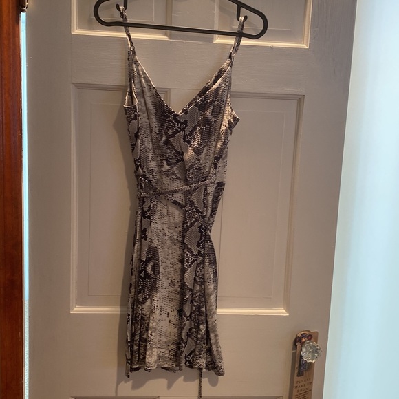 Womens snakeskin design classic wrap dress - Picture 3 of 6
